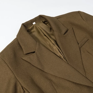 Κομψό καφέ σακάκι με ένα κουμπί και λεπτομερή υφή από διαγώνιο ύφασμα twill