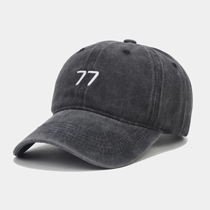 Détail de la casquette en coton gris délavé avec broderie 3D blanche du numéro 77