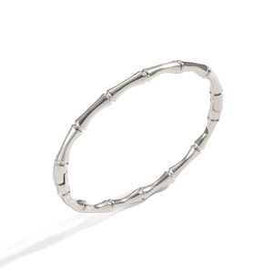 Dettaglio del bracciale a bambù argento con finitura lucida e cerniera a scomparsa