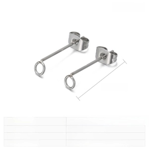 Détail macro du clou d'oreille en acier inoxydable avec boucle fermée de 4mm pour bijoux