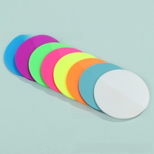 Dettaglio di post-it circolari trasparenti in PET con colori vivaci e superficie testurizzata