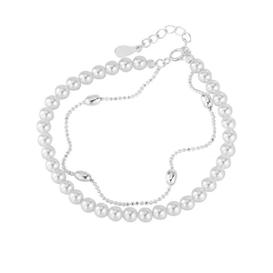 Elegante bracciale a due strati con perle bianche e catenina a sfere d'argento su sfondo bianco