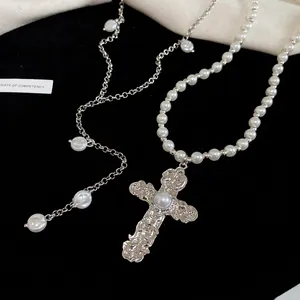 Collier double rang en perles style gothique avec grand pendentif croix sur velours noir