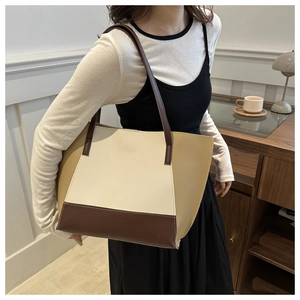Detailed view of the large capacity tricolor leather tote bag for office commuting
