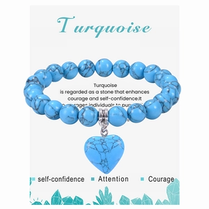 Détail du bracelet en perles de turquoise 8mm avec pendentif coeur sur carte
