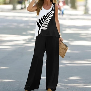 Détail d'un ensemble haut sans manches et pantalon large noir et blanc à motifs de feuilles