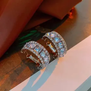 Boucles d'oreilles créoles argentées avec zircons rectangulaires et pavage luxueux