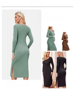 Détail de robe de maternité en tricot côtelé avec fente latérale et col rond
