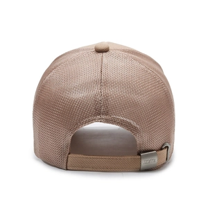 Rückansicht der khakifarbenen Mesh-Baseballkappe mit verstellbarem Silber-Metallschnallenverschluss