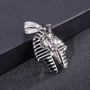 Pendentif Pharaon égyptien en argent poli pour homme style hip-hop sur fond noir texturé