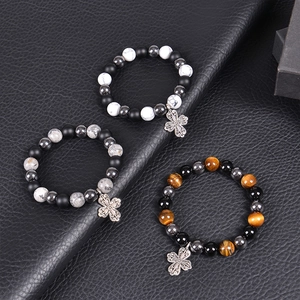Bracelets vintage en œil de tigre 10mm avec breloques croix sur fond en cuir noir