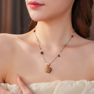 Détail du collier étoile en oeil de tigre avec perles bohèmes et cordon tissé à la main