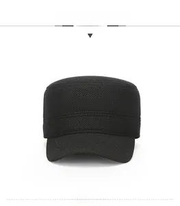 Détail d'une casquette militaire d'hiver noire avec insigne en métal et tissu texturé