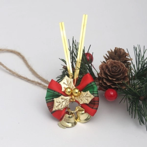 Gros plan d'un nœud de Noël festif avec clochettes dorées et feuilles sur fond blanc