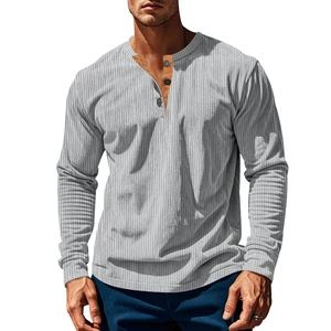Detail eines hellgrauen Henley-Shirts mit Waffelstruktur und drei Knöpfen am Ausschnitt