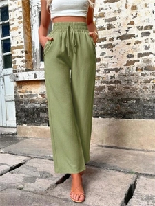 Vue détaillée du pantalon vert olive à taille haute avec cordon et poche pratique