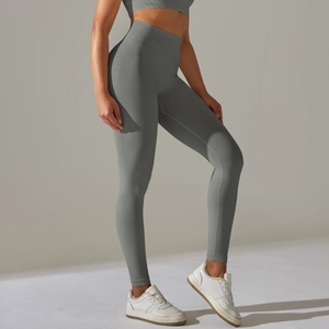 Détail du legging de yoga gris sans couture à taille haute avec effet push-up fessier