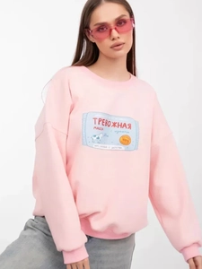 Nahaufnahme des rosa Rundhals-Sweatshirts mit Cartoon-Druck und russischem Text