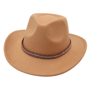 Cappello da cowboy classico in feltro cammello con fascia decorata di strass e borchie