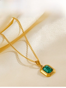 Dettaglio della collana di smeraldi in oro 18 carati con pietra rettangolare su seta