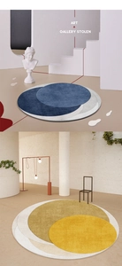 Détails de tapis ronds luxueux en peluche avec motifs géométriques en bleu et jaune