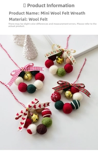 Nahaufnahme eines handgefertigten Wollfilz-Weihnachtskranzes mit bunten Kugeln und Glocke
