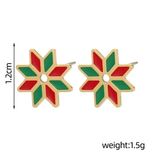 Détail de boucles d'oreilles étoile de Noël de 1,2 cm avec émail rouge et vert plaqué or 14K