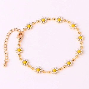Detailansicht des 18K Gold Gänseblümchen-Armbands mit weißem Emaille und Karabinerverschluss