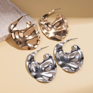 Boucles d'oreilles clous irrégulières en métal en forme de C en finitions or et argent