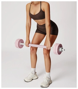 Détail d'un poids d'haltère rose réglable de 1,25 kg avec design hexagonal anti-roulis