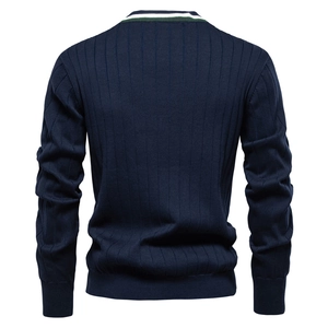 Vista posteriore di un cardigan in maglia blu scuro con colletto a righe e costine