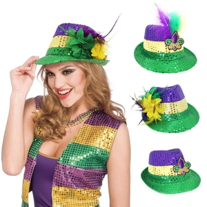 Détail du gilet et du chapeau de Mardi Gras avec paillettes et plumes violettes et vertes