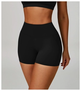 Vue détaillée du short de yoga noir à taille haute montrant le tissu élastique et galbant