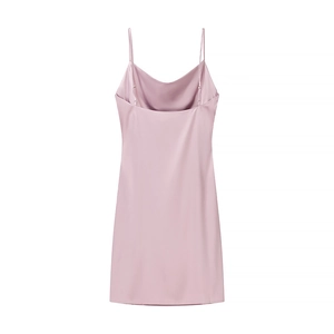 Dettaglio di abito sottoveste in raso rosa con spalline sottili e scollo a cappuccio