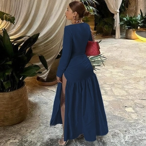 Robe longue bleu foncé à manches longues avec fente latérale haute et drapé élégant