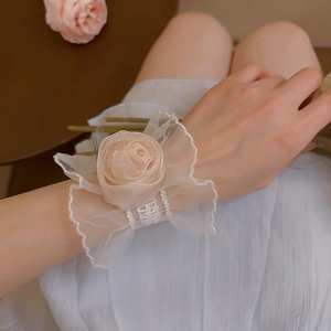 Gros plan d'un bracelet rose pâle en dentelle avec détails raffinés en tulle et maille