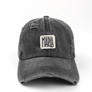Verwaschene schwarze Baseballkappe mit MARIA-Stickerei und Vintage-Ripped-Details