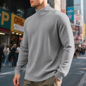 Sweat-shirt homme gris à demi-zip en maille gaufrée coupe ample sur mannequin