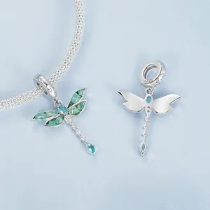 Exquis pendentif libellule en argent sterling S925 avec pierre verte sur un bracelet