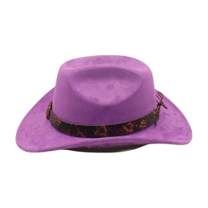 Dettaglio cappello cowboy viola in scamosciato con fascia maculata e tesa larga
