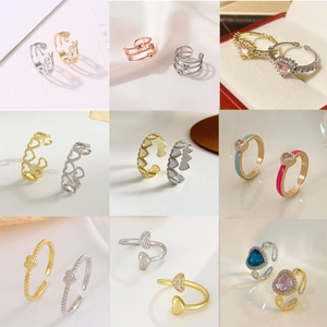 Collezione di vari anelli a cuore in oro, argento e oro rosa con fasce regolabili