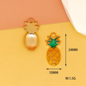 Detaillierte Makroansicht der Vorder- und Rückseite eines 24mm goldenen Ananas-Anhängers