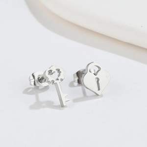 Asymmetrische Ohrstecker aus Edelstahl mit Herzschloss und Schlüssel in Silberglanz