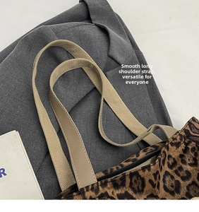 Detail der Leoparden-Einkaufstasche mit braunem Webriemen und glattem Reißverschluss