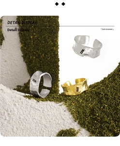 Makro-Detail von S925 Sterlingsilber Ringen mit Hammerschlag-Textur und Zirkon-Stein