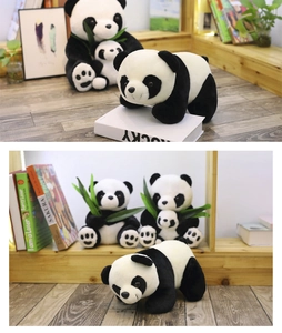 Detailansicht von niedlichen Panda-Plüschtieren auf einem rustikalen Holzregal im Raum