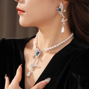 Détails du collier pendentif oiseau de luxe vintage et boucles d'oreilles en perles