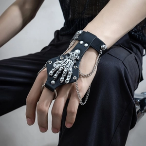 Bracelet de main gothique en cuir noir avec paume tête de mort argentée et chaînes