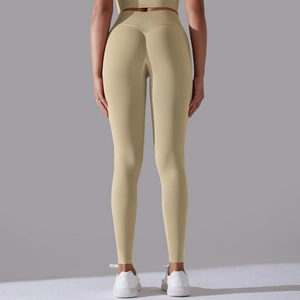 Detailansicht der khakifarbenen High-Waist Seamless Yoga-Leggings mit V-Shape Push-Up-Effekt