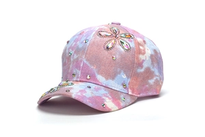 Vista dettagliata del motivo floreale in strass su berretto da baseball colorato per bambini
